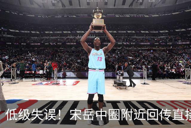 低级失误！宋岳中圈附近回传直接送出角球